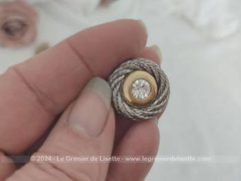 Bien originales, voici un  trio de paires de boucles d'oreille vintages à pince pour oreilles non percées, à détourner si on veut en décoration pour chaussures, cravates ou autres supers idées !