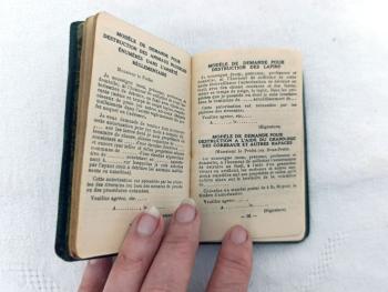 Ancien petit agenda de poche de 1933.Voici un ancien petit Agenda du Chasseur de juillet 1935 à juin 1936 et tout  ce qu'il faut pour les chasseurs.