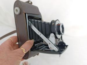 Ancien appareil photo à soufflets Kodak B11 avec étui origine