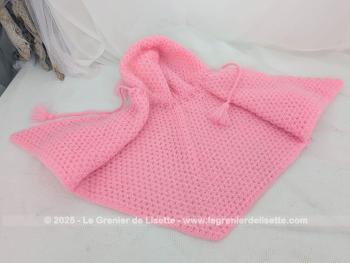 Voici un burnous vintage réalisé au crochet, double face ou double épaisseur, avec une face laine blanche et l'autre face en laine rose sans oublier sa capuche et son pompon .