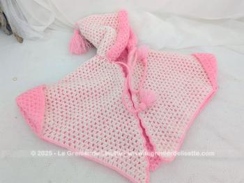Voici un burnous vintage réalisé au crochet, double face ou double épaisseur, avec une face laine blanche et l'autre face en laine rose sans oublier sa capuche et son pompon .