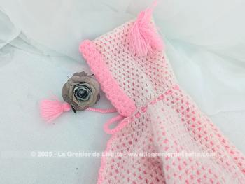 Voici un burnous vintage réalisé au crochet, double face ou double épaisseur, avec une face laine blanche et l'autre face en laine rose sans oublier sa capuche et son pompon .