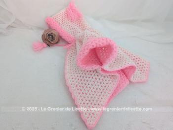 Voici un burnous vintage réalisé au crochet, double face ou double épaisseur, avec une face laine blanche et l'autre face en laine rose sans oublier sa capuche et son pompon .
