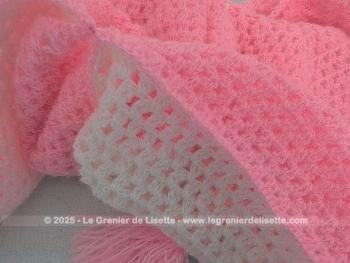 Voici un burnous vintage réalisé au crochet, double face ou double épaisseur, avec une face laine blanche et l'autre face en laine rose sans oublier sa capuche et son pompon .