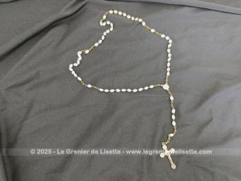 Sur 44 cm de long, voici un chapelet vintage avec une croix en métal argenté superbement ouvragée, monté avec des perles de verre translucides ovales à facettes. Au dos de la croix, l'inscription 