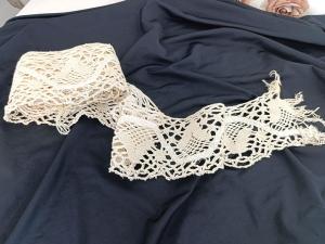 Superbe et long coupon dentelle fuseaux guirlandes fleurs