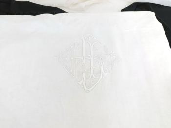 Ancien grand drap de lin de 240 x 335 cm avec un revers sublime composé d'un quadrillage de jours, de broderies et des monogrammes HL d'après moi, mais à vérifier . Pièce unique.
