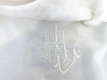 Ancien grand drap broderies ajourées, jours et monogrammes HL – Image 2