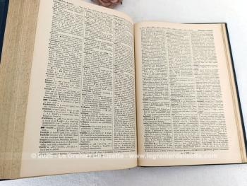 Voici deux beaux et grands livres anciens de collection avec ces deux tomes de dictionnaires de 1909 avec un tome français/allemand et un tome allemand/français. Une couverture à peine usée, mais que de charme dans ces deux livres centenaires.