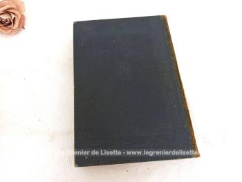 Voici deux beaux et grands livres anciens de collection avec ces deux tomes de dictionnaires de 1909 avec un tome français/allemand et un tome allemand/français. Une couverture à peine usée, mais que de charme dans ces deux livres centenaires.