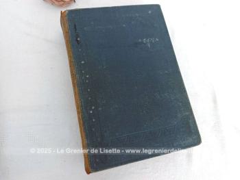 Voici deux beaux et grands livres anciens de collection avec ces deux tomes de dictionnaires de 1909 avec un tome français/allemand et un tome allemand/français. Une couverture à peine usée, mais que de charme dans ces deux livres centenaires.