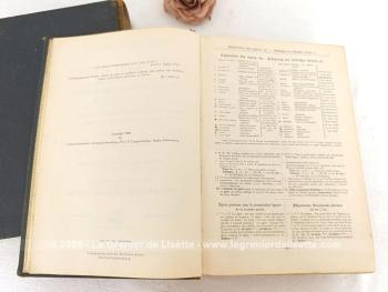 Voici deux beaux et grands livres anciens de collection avec ces deux tomes de dictionnaires de 1909 avec un tome français/allemand et un tome allemand/français. Une couverture à peine usée, mais que de charme dans ces deux livres centenaires.