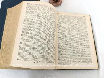 Voici deux beaux et grands livres anciens de collection avec ces deux tomes de dictionnaires de 1909 avec un tome français/allemand et un tome allemand/français. Une couverture à peine usée, mais que de charme dans ces deux livres centenaires.