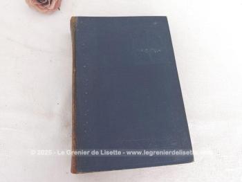 Voici deux beaux et grands livres anciens de collection avec ces deux tomes de dictionnaires de 1909 avec un tome français/allemand et un tome allemand/français. Une couverture à peine usée, mais que de charme dans ces deux livres centenaires.