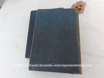 Voici deux beaux et grands livres anciens de collection avec ces deux tomes de dictionnaires de 1909 avec un tome français/allemand et un tome allemand/français. Une couverture à peine usée, mais que de charme dans ces deux livres centenaires.