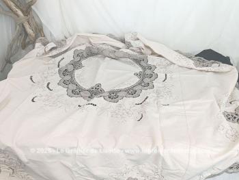 Belle nappe ronde en coton écru de 160 cm de diamètre décorées par de belles broderies simples et ajourées, et habillée par des incrustations de dentelles couleur taupe réalisées au crochet. Superbe.