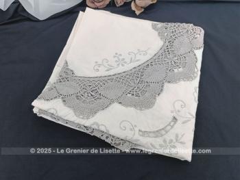 Belle nappe ronde en coton écru de 160 cm de diamètre décorées par de belles broderies simples et ajourées, et habillée par des incrustations de dentelles couleur taupe réalisées au crochet. Superbe.