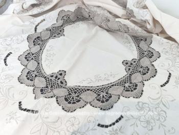 Belle nappe ronde en coton écru de 160 cm de diamètre décorées par de belles broderies simples et ajourées, et habillée par des incrustations de dentelles couleur taupe réalisées au crochet. Superbe.