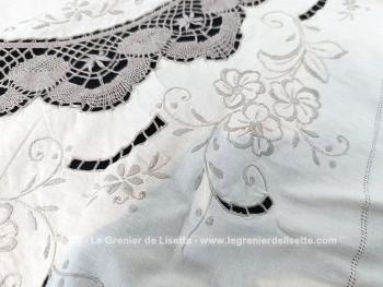 Belle nappe ronde en coton écru de 160 cm de diamètre décorées par de belles broderies simples et ajourées, et habillée par des incrustations de dentelles couleur taupe réalisées au crochet. Superbe.