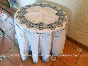 Belle nappe vintage ronde écrue décors dentelle crochet taupe