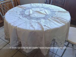 Belle nappe vintage ronde écrue décors dentelle crochet taupe