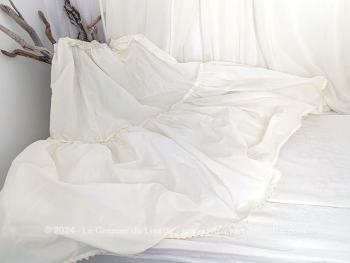 Fait main, voici un beau et long jupon ample en crinoline moderne,  avec une taille élastiquée pour aller d'une taille 36 au 40 avec une hauteur de 104 cm de haut et une circonférence de 155 cm au bas. Superbe !