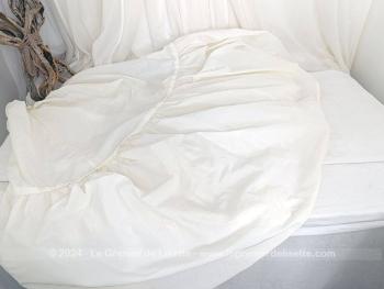 Fait main, voici un beau et long jupon ample en crinoline moderne,  avec une taille élastiquée pour aller d'une taille 36 au 40 avec une hauteur de 104 cm de haut et une circonférence de 155 cm au bas. Superbe !