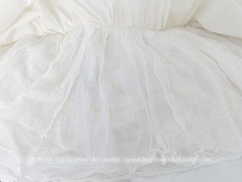 Fait main, voici un beau et long jupon ample en crinoline moderne,  avec une taille élastiquée pour aller d'une taille 36 au 40 avec une hauteur de 104 cm de haut et une circonférence de 155 cm au bas. Superbe !