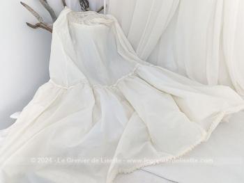 Fait main, voici un beau et long jupon ample en crinoline moderne,  avec une taille élastiquée pour aller d'une taille 36 au 40 avec une hauteur de 104 cm de haut et une circonférence de 155 cm au bas. Superbe !