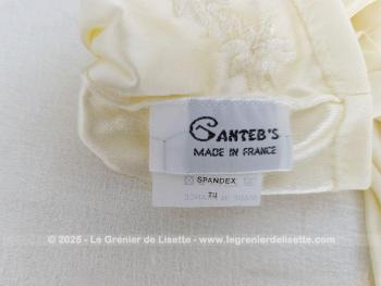 Sur 235 x 68 cm, voici une belle étole réalisée dans une superbe tissus satinée épais, comme de l'organdi, couleur ivoire ou champagne avec une paire de gants assortie. Très élégant.
