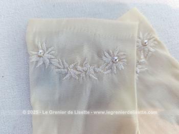 Sur 235 x 68 cm, voici une belle étole réalisée dans une superbe tissus satinée épais, comme de l'organdi, couleur ivoire ou champagne avec une paire de gants assortie. Très élégant.