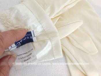 Sur 235 x 68 cm, voici une belle étole réalisée dans une superbe tissus satinée épais, comme de l'organdi, couleur ivoire ou champagne avec une paire de gants assortie. Très élégant.