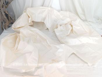Sur 235 x 68 cm, voici une belle étole réalisée dans une superbe tissus satinée épais, comme de l'organdi, couleur ivoire ou champagne avec une paire de gants assortie. Très élégant.
