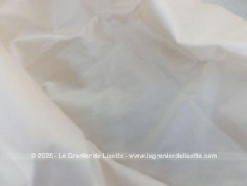 Sur 235 x 68 cm, voici une belle étole réalisée dans une superbe tissus satinée épais, comme de l'organdi, couleur ivoire ou champagne avec une paire de gants assortie. Très élégant.