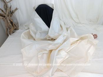 Sur 235 x 68 cm, voici une belle étole réalisée dans une superbe tissus satinée épais, comme de l'organdi, couleur ivoire ou champagne avec une paire de gants assortie. Très élégant.
