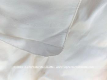 Sur 235 x 68 cm, voici une belle étole réalisée dans une superbe tissus satinée épais, comme de l'organdi, couleur ivoire ou champagne avec une paire de gants assortie. Très élégant.