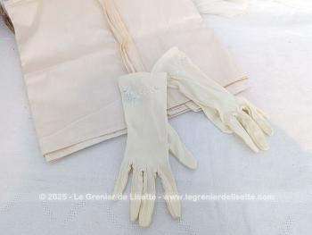 Sur 235 x 68 cm, voici une belle étole réalisée dans une superbe tissus satinée épais, comme de l'organdi, couleur ivoire ou champagne avec une paire de gants assortie. Très élégant.