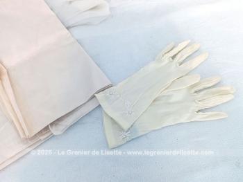 Sur 235 x 68 cm, voici une belle étole réalisée dans une superbe tissus satinée épais, comme de l'organdi, couleur ivoire ou champagne avec une paire de gants assortie. Très élégant.