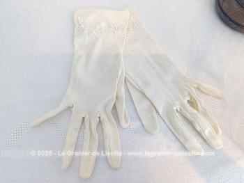 Sur 235 x 68 cm, voici une belle étole réalisée dans une superbe tissus satinée épais, comme de l'organdi, couleur ivoire ou champagne avec une paire de gants assortie. Très élégant.