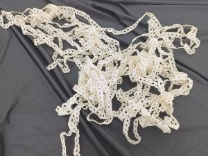 Très long coupon de fine dentelle bordure vagues