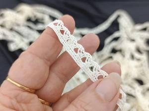Très long coupon de fine dentelle bordure vagues