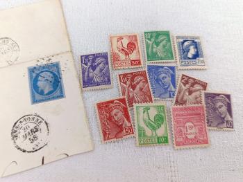 Voici un lot d'anciens timbres français non oblitérés et un timbre à l’effigie de Napoléon III oblitéré en date du 20 mars 1858.  Pour collectionneur, pour débuter ou tout simplement pour se faire plaisir.