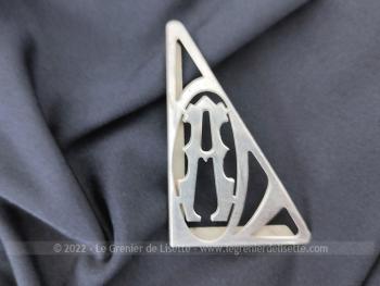 Pour caler ou insérer dans un coin ou un angle pour une de vos créations voici votre initiale A en métal en triangle de 6 x 3.8 x 7 cm avec revers sur 2 pans de 3 mm .