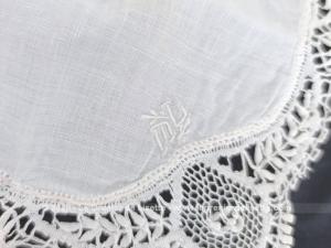 Ancien mouchoir mariée, dentelle et monogrammes ML