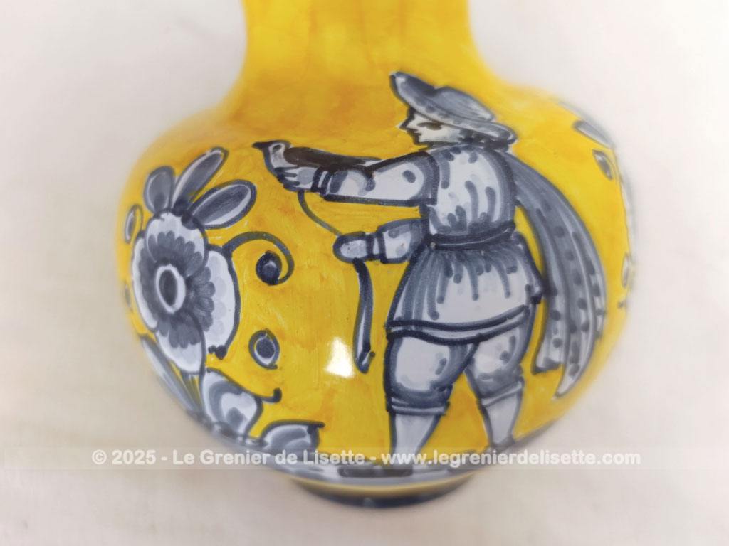 Voici un beau pichet vintage, surement originaire d'Espagne, signé et numéroté, avec sur un fond jaune foncé des décors d'un personnage peint en gris bleu avec des fleurs.