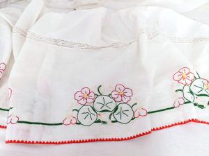 Grand tour de cheminée ou rideau broderies fait main