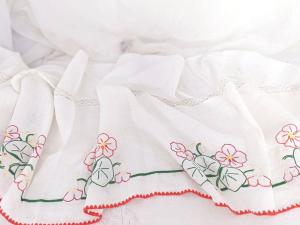 Grand tour de cheminée ou rideau broderies fait main