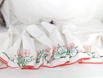 Grand tour de cheminée ou rideau broderies fait main – Image 3