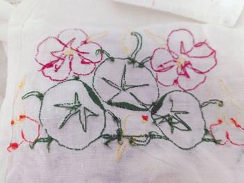 Grand tour de cheminée ou rideau broderies fait main – Image 5