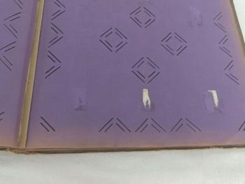 Ancien album vide du début des années 1900 de 42 feuilles avec emplacements pour mettre les cartes de différentes facons. Superbe couverture Art Nouveau au décor floral très ornementé. Que de charme!